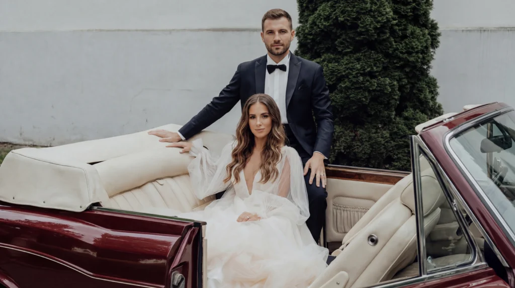Elegantes Brautpaar in einem klassischen Cabriolet - Hochzeitsfotograf Zürich Swissvows
