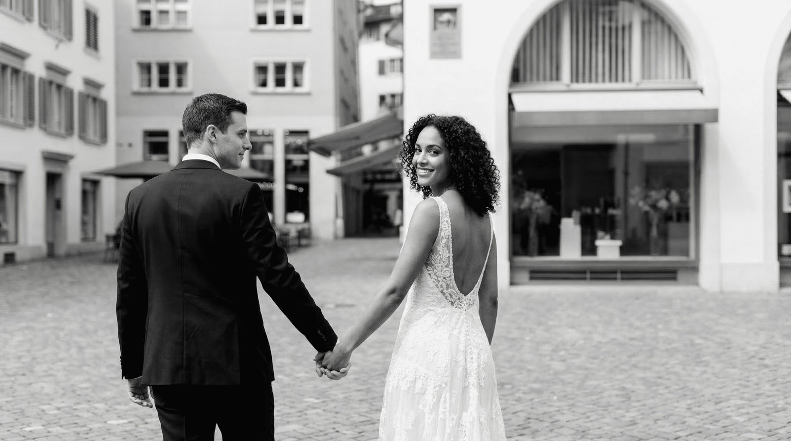 Brautpaar läuft Hand in Hand durch die Zürcher Altstadt - Hochzeitsfotograf Zürich Swissvows