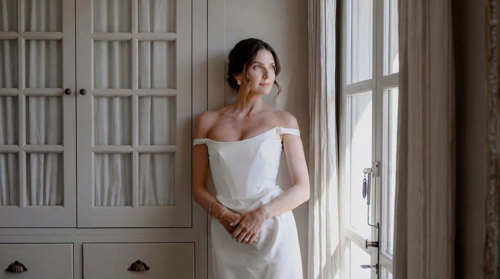 Elegantes Brautportrait am Fenster mit natürlichem Licht - Hochzeitsfotograf Zürich Swissvows
