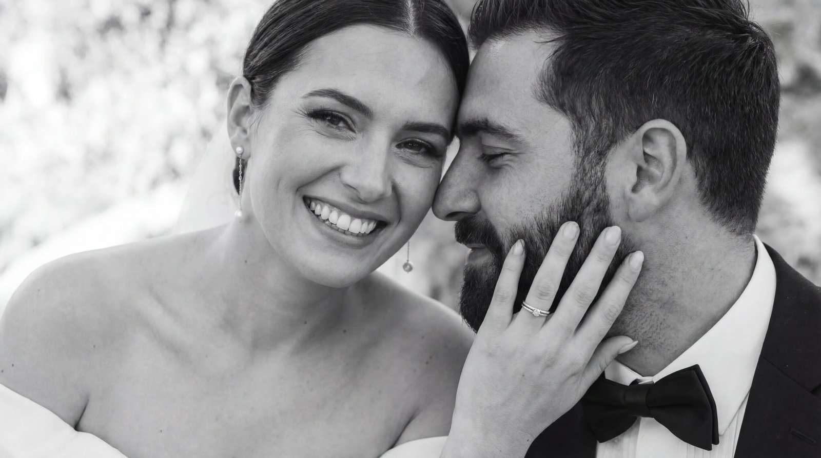 Glückliches Brautpaar in einem emotionalen Schwarz-Weiss-Portrait - Hochzeitsfotograf Zürich Swissvows