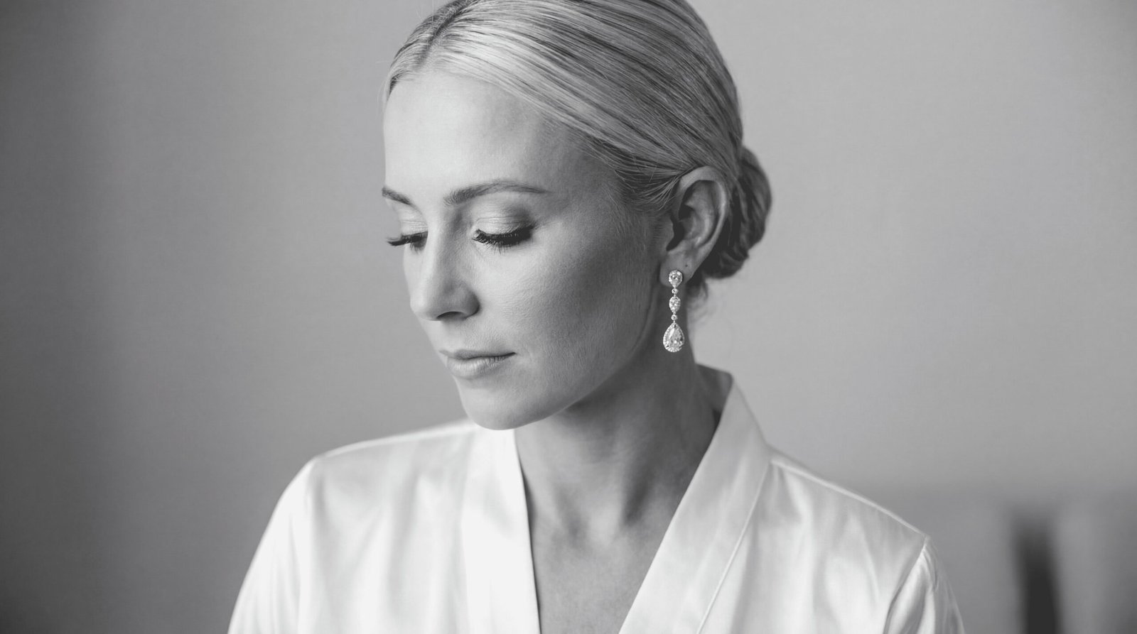 Braut beim Getting Ready in einem eleganten Schwarz-Weiss-Portrait - Hochzeitsreportage Zürich Swissvows