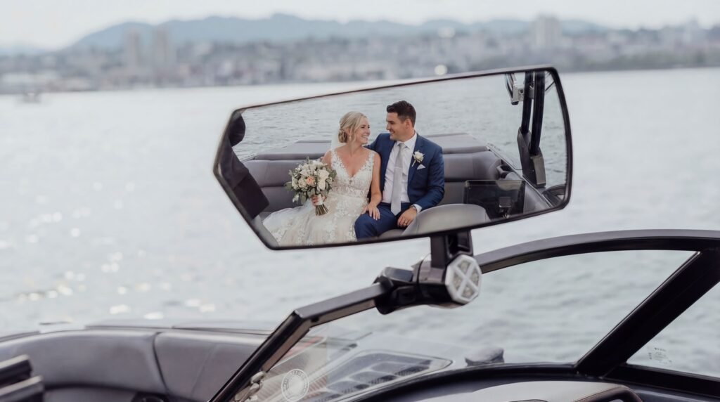Brautpaar spiegelt sich im Rückspiegel eines Cabriolets am Zürichsee - Hochzeitsfotograf Zürich Swissvows