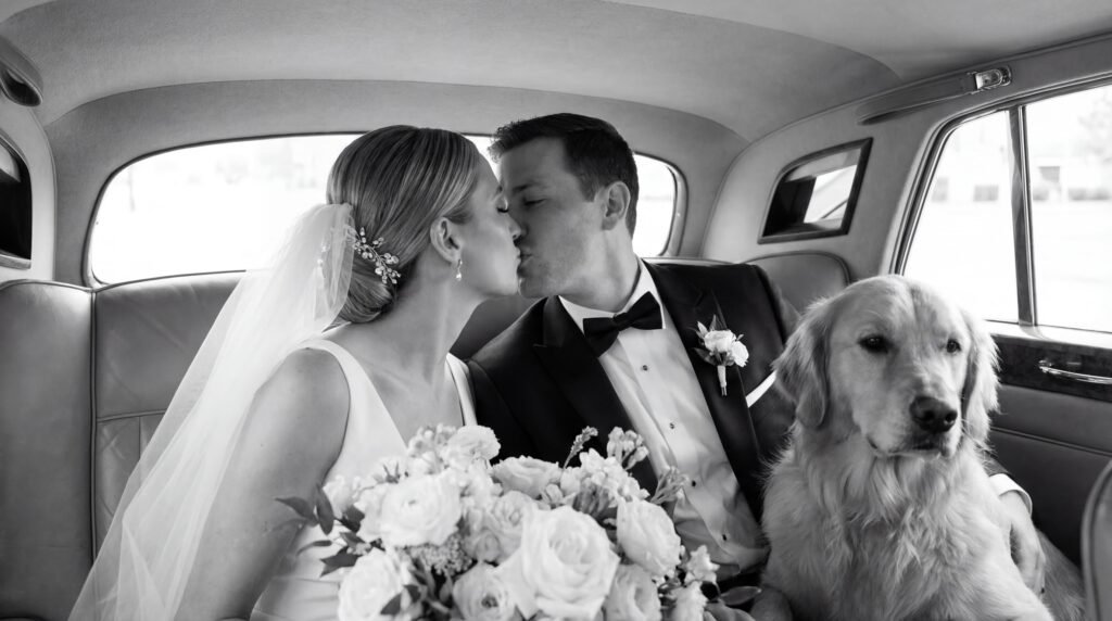Brautpaar küsst sich im Auto neben ihrem Hund - Hochzeitsfotos mit Hund Swissvows