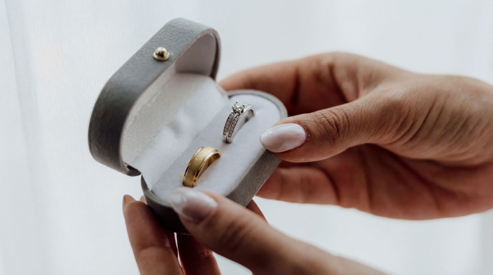 Hochzeitsringe in einer eleganten Ringbox als Detailfoto der Hochzeit - Swissvows