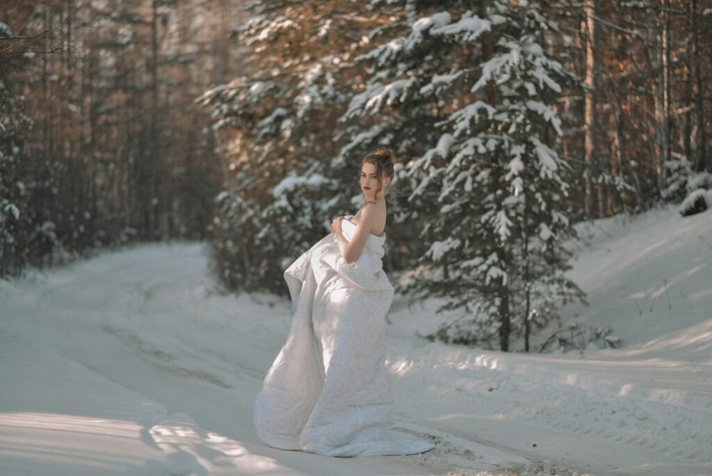 Braut im Schnee bei einem winterlichen Hochzeitsfotoshooting - Hochzeitsfotos im Winter Swissvows