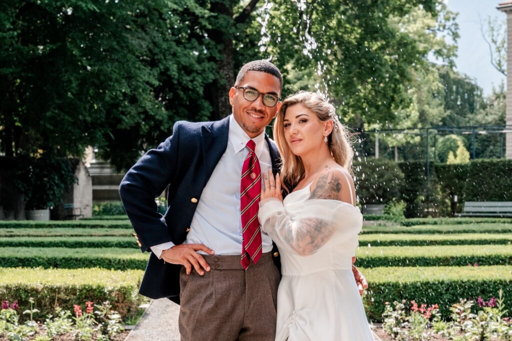 Brautpaar posiert im Garten nach der Hochzeit in Zürich - natürliche Hochzeitsfotos von Swissvows