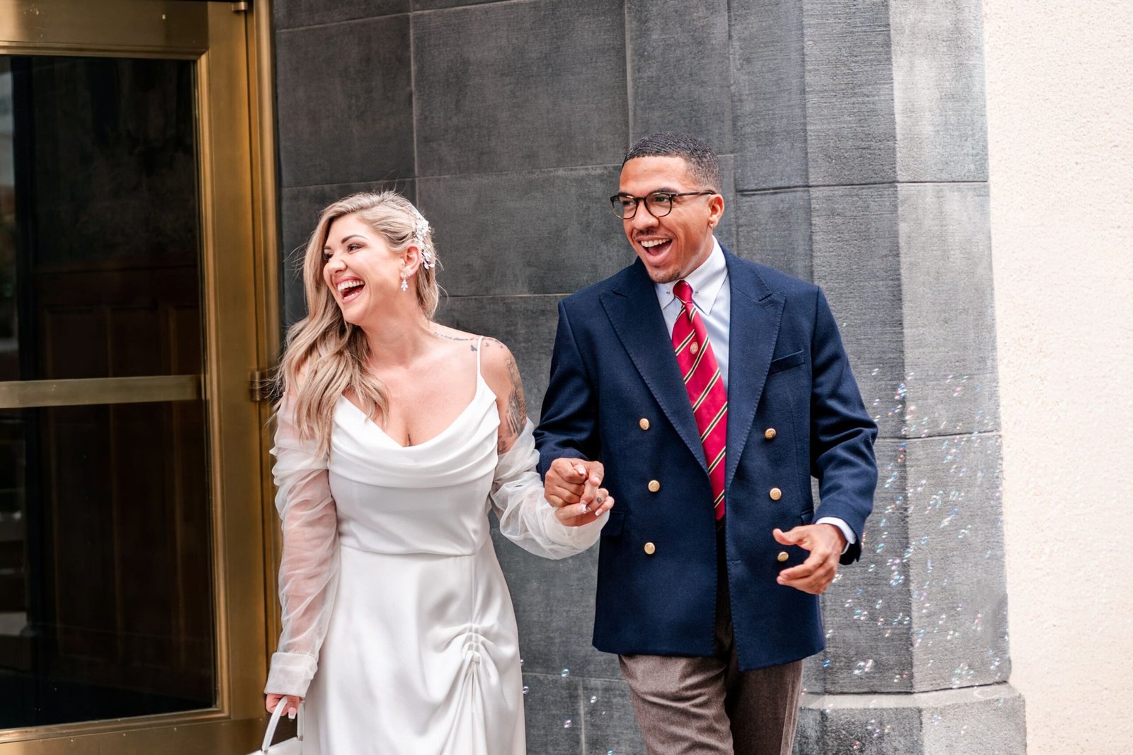Glückliches Brautpaar lacht nach der Trauung in Zürich - Hochzeitsfotograf Swissvows