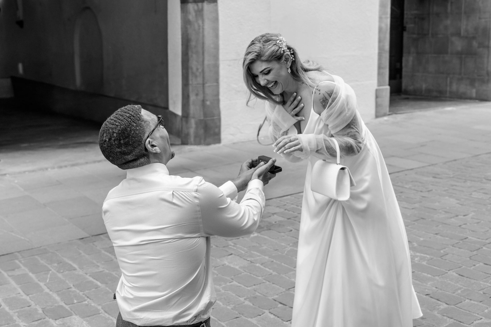 Mann macht seiner Partnerin einen Heiratsantrag in Zürich - natürliche Hochzeitsfotografie von Swissvows