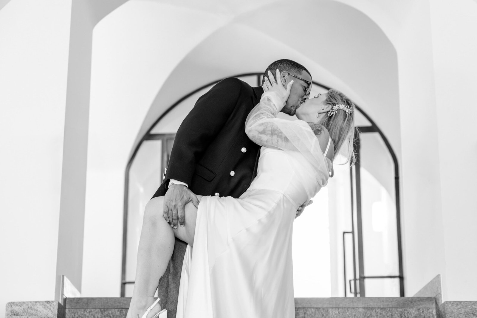 Brautpaar küsst sich nach der Hochzeit in Zürich - emotionale Hochzeitsfotos von Swissvows